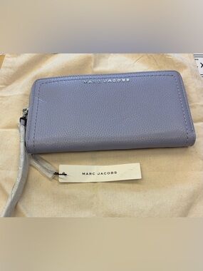 Marc Jacobs Lilac Pebbled Leather Zip Wallet with Logo NWT. Retail $185